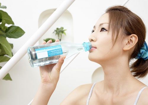 Lạm dụng nước đóng chai gây không tốt cho răng miệng