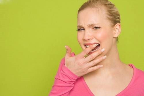 Ê răng là triệu chứng của khuyết cổ răng